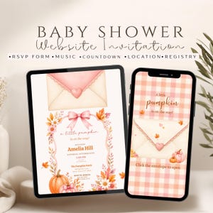 Puede incluir: Una invitación digital para baby shower en una tableta y un teléfono inteligente. El diseño incluye un sobre rosa, un lazo, hojas de otoño y calabazas con el texto: A little pumpkin is on the way! Honoring Amelia Hill, October 11th.