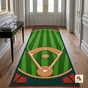 Puede incluir: Una alfombra rectangular tipo pasillero con un diseño de campo de béisbol que presenta un patrón de césped verde a rayas, un cuadro interior de tierra color canela, líneas de base blancas y el plato de home. El borde incluye acentos geométricos.