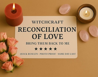 Könnte beinhalten: Ein Arrangement mit einer brennenden roten Kerze, einem hölzernen Kerzenhalter mit einer brennenden Kerze, rosa Rosenquarzsteinen und einem Strauß rosa Rosen. Eine Karte liest "WITCHCRAFT RECONCILIATION OF LOVE".
