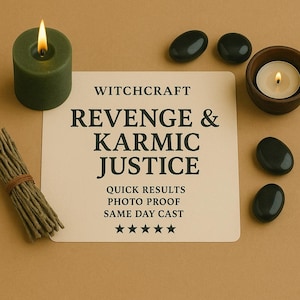 Może przedstawiać: Układ przedmiotów związanych z czarami na beżowej powierzchni. Widoczna jest zielona świeca z płonącym płomieniem, pęczek suszonych ziół oraz mała drewniana miska z zapaloną świecą. Tekst na karcie brzmi "Witchcraft Revenge & Karmic Justice".