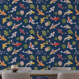 Puede incluir: Papel pintado con un patrón repetido de carpas koi en tonos naranja, amarillo, rojo y blanco, junto con nenúfares y flores, sobre un fondo azul oscuro. El papel pintado está instalado en una pared de un comedor.
