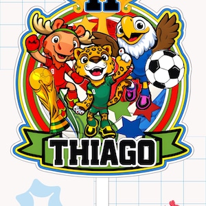 Puede incluir: Un adorno para tarta de cumpleaños colorido con personajes de dibujos animados, un balón de fútbol y el nombre "THIAGO". El diseño incluye un trofeo, estrellas y el número "11". El tema general es un cumpleaños temático de fútbol o deportes.