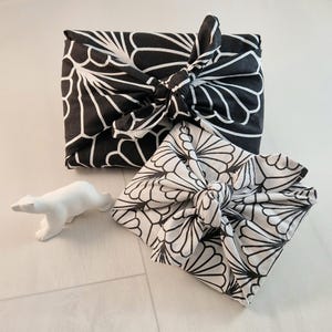 2er-Set Furoshiki 50x50 cm + weitere Größen „S/W Botanical“ – Wiederverwendbare Geschenkverpackung aus Stoff – Zero-Waste-Alternative zu Papier
