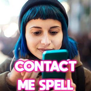 Może przedstawiać: Osoba trzymająca turkusowy smartfon z napisem "CONTACT ME SPELL" w kolorze różowym i białym. Osoba ma niebieskie włosy i nosi czarną czapkę i brązową kurtkę.