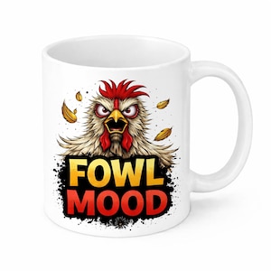 Puede incluir: Taza de cerámica blanca con un diseño de gallina de dibujos animados. La gallina tiene una cresta roja y una expresión enfadada. El texto "FOWL MOOD" está en amarillo y rojo sobre un fondo negro salpicado. También se incluyen hojas amarillas.