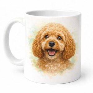 Può includere: Tazza in ceramica bianca con un'illustrazione ad acquerello di un cane Goldendoodle marrone dorato. Il cane ha pelo riccio, occhi marroni e un'espressione felice. La tazza ha un manico curvo.