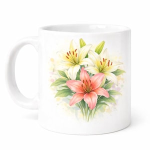 Peut inclure: Mug en céramique blanche avec une illustration à l'aquarelle de lys. Le motif comprend un lys rose et deux lys blancs avec des centres jaunes, entourés de feuilles vertes. La tasse a une anse incurvée.