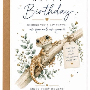 Op de afbeelding: Verjaardagskaart met een aquarel illustratie van een gekko op een tak, omringd door groen. De kaart bevat de tekst "Happy Birthday" en andere wensen. De kaart zit in een bruine envelop.