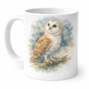 Peut inclure: Mug en céramique blanche avec une illustration à l'aquarelle d'un effraie des clochers perchée sur une branche. Le hibou a des plumes blanches et brunes, un bec et des yeux jaunes. Le fond a des accents bleus et dorés.