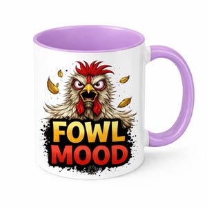 Puede incluir: Taza de cerámica blanca con interior y asa morados. La taza presenta un dibujo de un pollo enfadado y las palabras "FOWL MOOD" en rojo y amarillo.