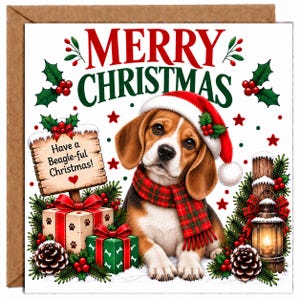 Könnte beinhalten: Eine quadratische Weihnachtsgrußkarte mit einem Beagle-Welpen, der eine rot-weiße Weihnachtsmütze und einen rot-grün karierten Schal trägt. Der Text lautet MERRY CHRISTMAS und Have a Beagle-ful Christmas! mit Geschenken, Tannenzapfen und Laterne.