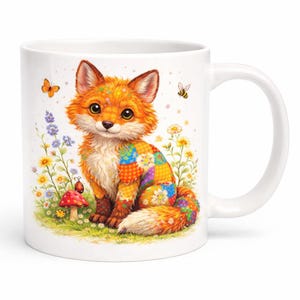 Op de afbeelding: Witte keramische mok met een illustratie van een vos met oranje vacht en een patchwork ontwerp. De vos wordt omringd door bloemen, een paddenstoel, een vlinder en een bij. De mok heeft een gebogen handvat.