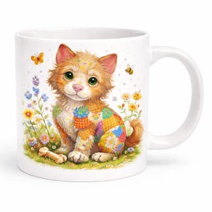 Puede incluir: Taza de cerámica blanca con una ilustración de acuarela de un gatito pelirrojo con ojos verdes, adornado con un diseño de patchwork. El gatito está sentado en un campo de flores coloridas con un hueso y una mariposa. También hay una abeja.
