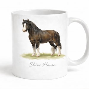 Peut inclure: Mug en céramique blanche avec une illustration détaillée d'un cheval Shire. Le cheval est brun avec une crinière noire et des marques blanches. Le texte "Shire Horse" est imprimé en dessous.