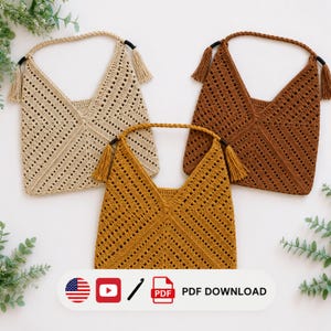 Può includere: Tre borse triangolari all'uncinetto in beige, giallo senape e marrone. Ogni borsa presenta un manico intrecciato con piccole nappe alle estremità e un motivo geometrico traforato. Un'etichetta bianca in basso riporta il testo PDF DOWNLOAD.
