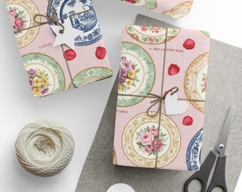 Papel de presente vintage com estampa floral e pétalas de rosa em estilo shabby chic.