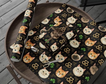 Papel de embrulho com gatos irlandeses e trevos, ideal para o Dia de São Patrício.