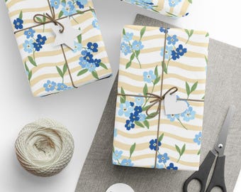 Papel de embrulho com estampa de miosótis, arte floral e fundo listrado.