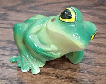 Salero de cerámica japonés antiguo con forma de rana.