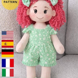 Könnte beinhalten: Eine weiße Keramik-Tasse mit schwarzem Henkel und dem Text "But First, Coffee" in fetter, schwarzer Schrift. Die Tasse ist mit einer dunklen Flüssigkeit, wahrscheinlich Kaffee, gefüllt und steht auf einer hellen Oberfläche.