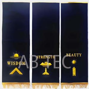 Puede incluir: Tres bandas masónicas azul oscuro con diseños y textos bordados en oro. Las bandas presentan las palabras "SABIDURÍA", "FUERZA" y "BELLEZA" con símbolos correspondientes. Cada banda tiene una franja dorada en la parte inferior.