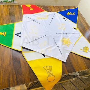 Può includere: Una collezione di bandiere a gagliardetto colorate con vari disegni. Le bandiere sono in tonalità di rosso, verde, blu e giallo, con accenti bianchi. Ogni bandiera presenta simboli unici, tra cui un sole, una corona e oggetti stilizzati.