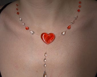 Collar con corazón de cristal líquido rojo – Joyería artesanal de resina con forma de gota de agua – Collar transparente con efecto de goteo – Pieza romántica que marca tendencia