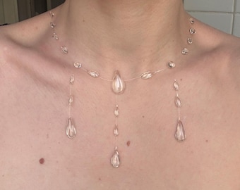 Collar clásico de resina transparente con forma de gota de agua de ClearMuse, hecho a mano