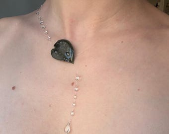 Collar minimalista hecho a mano con gotas de agua de plantas reales, pieza única, transparente, ligera y llamativa.
