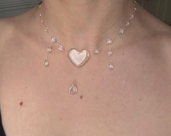 Collar Corazón de Cristal – Delicado colgante de corazón transparente con detalles en forma de lágrima – Joyería minimalista etérea – Collar llamativo hecho a mano