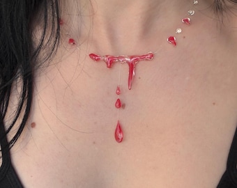 Collar con colgante de gota roja de cristal líquido – Joyería artesanal de resina con forma de gota de agua – Collar único con efecto de goteo – Pieza minimalista gótica que marca la diferencia.