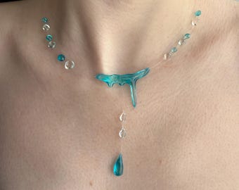 Collar de gota azul de cristal líquido, joyería de resina hecha a mano con forma de gota de agua, collar inspirado en el océano, pieza llamativa transparente de color verde azulado.