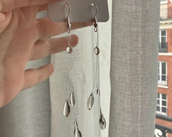 Pendientes de gota de agua transparentes: pendientes colgantes de resina hechos a mano, joyas de gotas de lluvia flotantes, pendientes minimalistas transparentes con un toque llamativo.