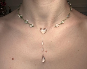 Collar Corazón del Bosque: Collar de resina transparente con gotas de agua y detalles de musgo. Joyería artesanal inspirada en la naturaleza.