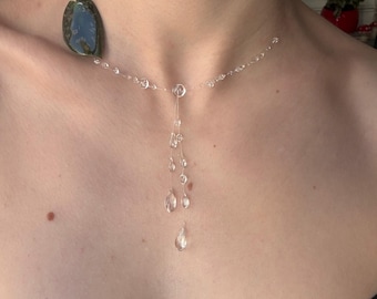 Collar con gota de cristal líquido – Joyería artesanal transparente con forma de gota de agua – Collar minimalista de resina con efecto de goteo – Flor real etérea