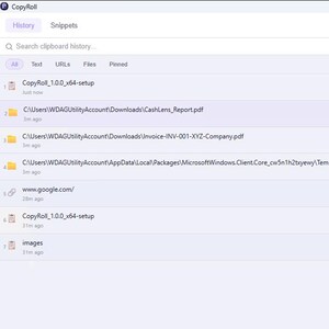 Puede incluir: Una taza de cerámica blanca con asa negra y el texto "But First, Coffee" en negrita negra. La taza se encuentra sobre un fondo borroso, sugiriendo un ambiente acogedor.