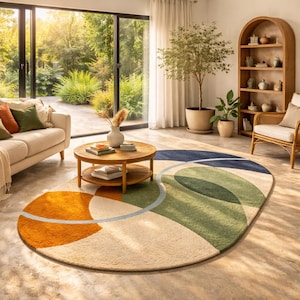 Könnte beinhalten: Ein Wohnzimmer mit beigem Sofa, Kissen und einem Teppich mit orangefarbenen, grünen und blauen Mustern. Ein Holztisch, ein Rattanstuhl und ein Bücherregal sind ebenfalls zu sehen. Große Fenster bieten einen Blick auf den Garten.