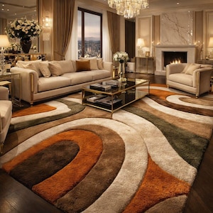 Op de afbeelding: Een luxe woonkamer met een beige bank, een zwarte glazen salontafel met een gouden frame en een patroonkleed in bruin, oranje en groen. Een kroonluchter hangt erboven.