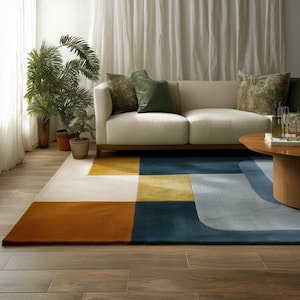 Könnte beinhalten: Ein modernes Wohnzimmer mit einem cremefarbenen Sofa und grünen und olivfarbenen Kissen. Ein geometrischer Teppich in Blau-, Gold- und Rosttönen bedeckt den Boden. Ein runder Couchtisch aus Holz und Topfpflanzen ergänzen die Szene.