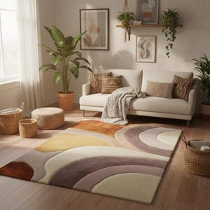 Könnte beinhalten: Ein Wohnzimmer mit cremefarbenem Sofa, Zierkissen und einer gemusterten Decke. Ein farbenfroher Teppich mit abstraktem Design in Orange-, Gelb- und Lilatönen liegt auf dem Holzboden. Weidenkörbe, Pflanzen und gerahmte Kunstwerke vervollständigen das gemütliche Interieur.