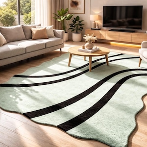 Könnte beinhalten: Ein hellgrüner Teppich mit gewelltem Rand und drei dicken, schwarzen, geschwungenen Streifen. Der Teppich befindet sich in einem Wohnzimmer mit Sofa, Sessel, Couchtisch und Holzboden. Der Raum ist gut beleuchtet.