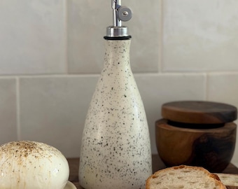 Flacon distributeur d'huile en céramique moucheté fait main | Bec verseur en acier inoxydable | Décoration de cuisine rustique
