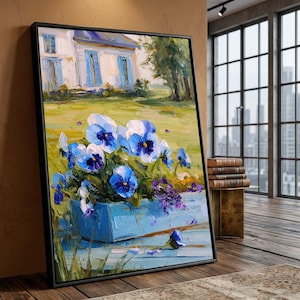 Puede incluir: Pintura al óleo enmarcada de una escena campestre francesa. Una jardinera azul rebosa de pensamientos azules y blancos. Una casa blanca con contraventanas azules se encuentra al fondo. La pintura está en un marco negro.