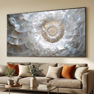 Può includere: Grande opera d'arte da parete con un design a conchiglia di nautilus. L'opera presenta un centro a spirale nei toni del beige e del crema, circondato da segmenti iridescenti a forma di ventaglio in argento e bianco. Il pezzo è incorniciato in nero.