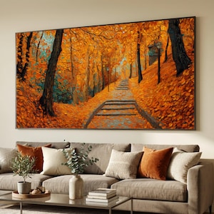 Könnte beinhalten: Großformatige gerahmte Kunst, die eine Herbstszene zeigt. Ein Weg mit Stufen führt durch einen Wald mit Bäumen mit leuchtend orangefarbenen und gelben Blättern. Das Gemälde hat einen strukturierten, impressionistischen Stil, mit einem dunklen Rahmen.