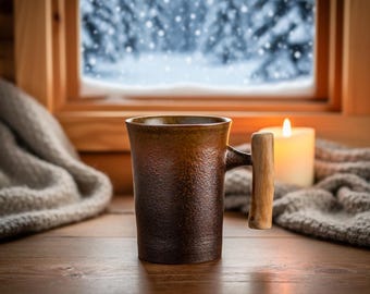 Ręcznie robiony rustykalny ceramiczny kubek do kawy | Kamionka Wabi Sabi z drewnianym uchwytem