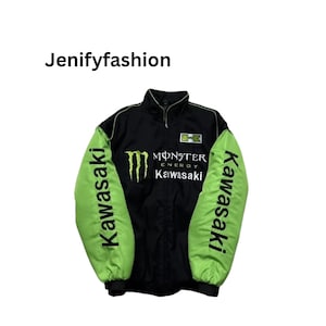 Puede incluir: Chaqueta de carreras Kawasaki negra y verde con el texto "Kawasaki" en las mangas. La chaqueta presenta el logotipo de Monster Energy y el texto "Monster Energy Kawasaki". El nombre de la marca "Jenifyfashion" está en la parte superior.