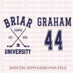 以下が含まれることがあります： BRIAR GRAHAM、HAWKS、EST. 2015、UNIVERSITYの文字が記されたダークブルーのグラフィックデザイン。交差した2本のホッケースティック、ホッケーパック、そして大きな数字の44が、使い古されたカレッジフォントスタイルで描かれています。