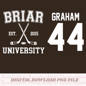 Puede incluir: Diseño gráfico marrón con el texto "BRIAR UNIVERSITY", palos de hockey cruzados y un disco. Arriba, el nombre "GRAHAM" y el número "44" en blanco. También está presente el texto "EST. 2015". Descarga digital.
