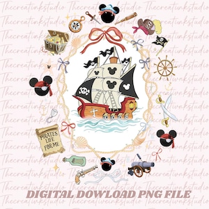 Könnte beinhalten: Eine digitale PNG-Datei mit Piraten-Thema. Das Bild zeigt ein Piratenschiff mit Mickey Mouse Ohren auf den Segeln sowie Piraten-Elemente wie eine Schatzkiste, einen Kompass und Schwerter. Der Text lautet "PIRATES LIFE FOR ME".